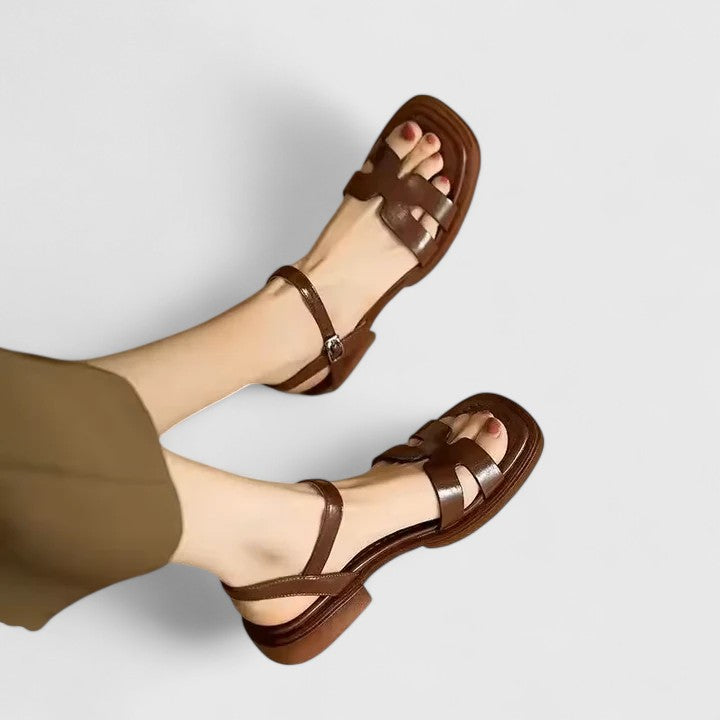 Paire de sandales plates Deliane ouvertes pour femmes. Élégantes et confortables, idéales pour une tenue d'été chic.