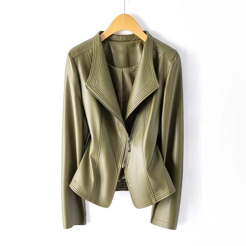 Blouson en cuir asymétrique pour femme, avec fermeture éclair et col V, style urbain et tendance.