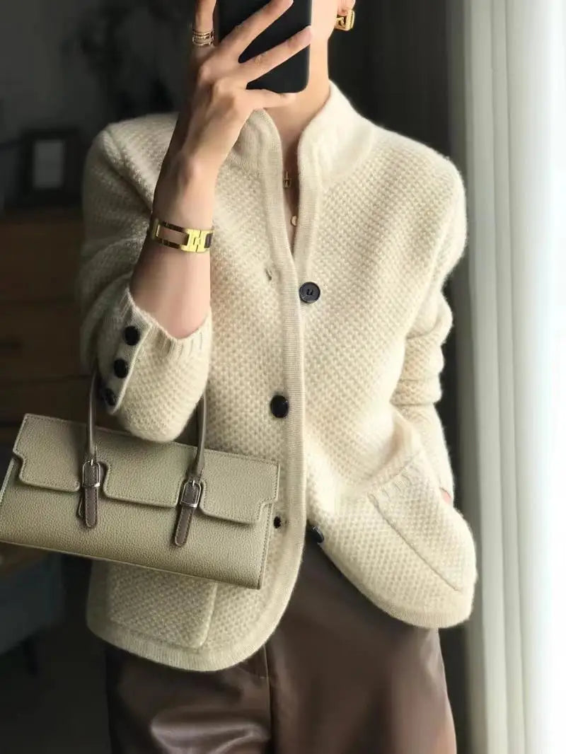 Détail des boutons et texture douce du cardigan femme Lucille. Qualité supérieure, confort et style.