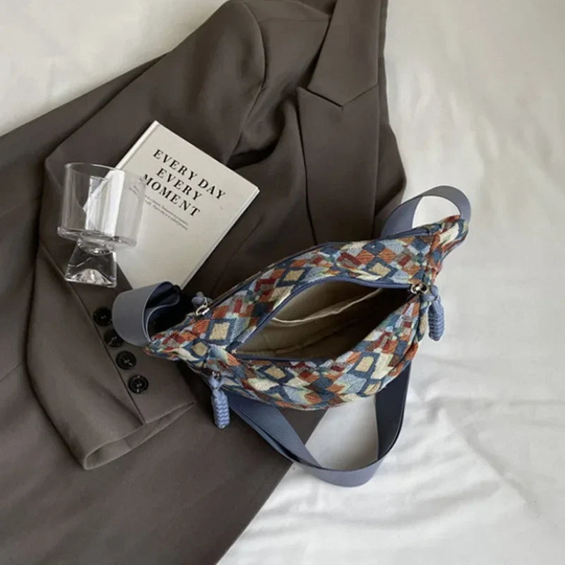 Accessoire mode femme : sac banane en canvas aux motifs ethniques colorés, pratique et ajustable.