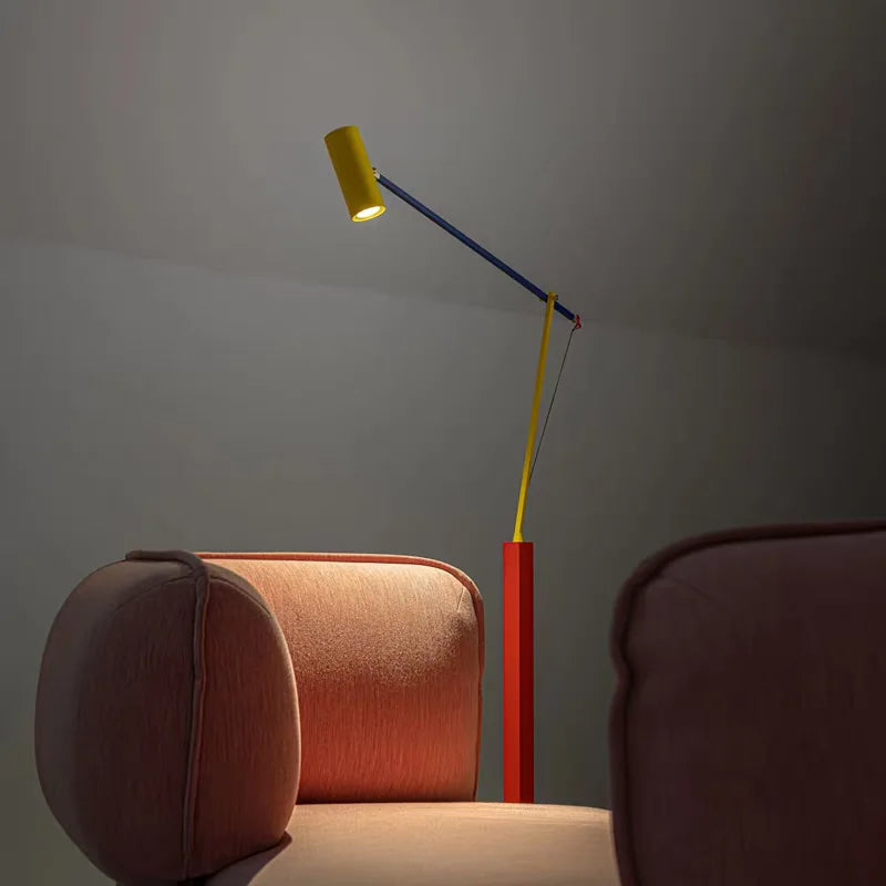 Lampe sur pied nordique moderne LED, design réglable pour salon et chambre contemporains.