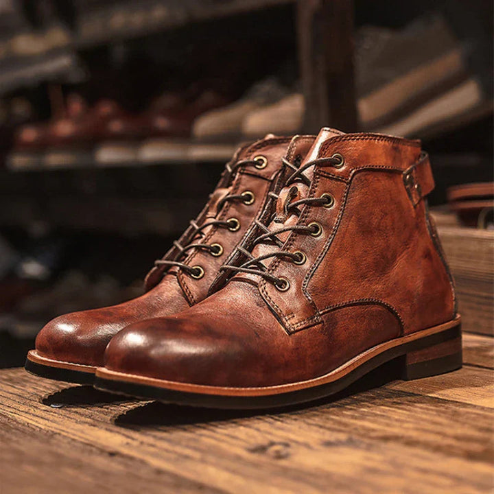Homme portant des bottes d'hiver rétro confortables, look motard urbain tendance, chaussures durables.