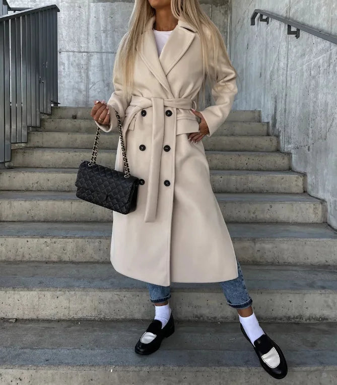 Manteau trench femme croisé élégant, couleur camel, coupe longue classique. Parfait pour l'hiver et la mode chic.