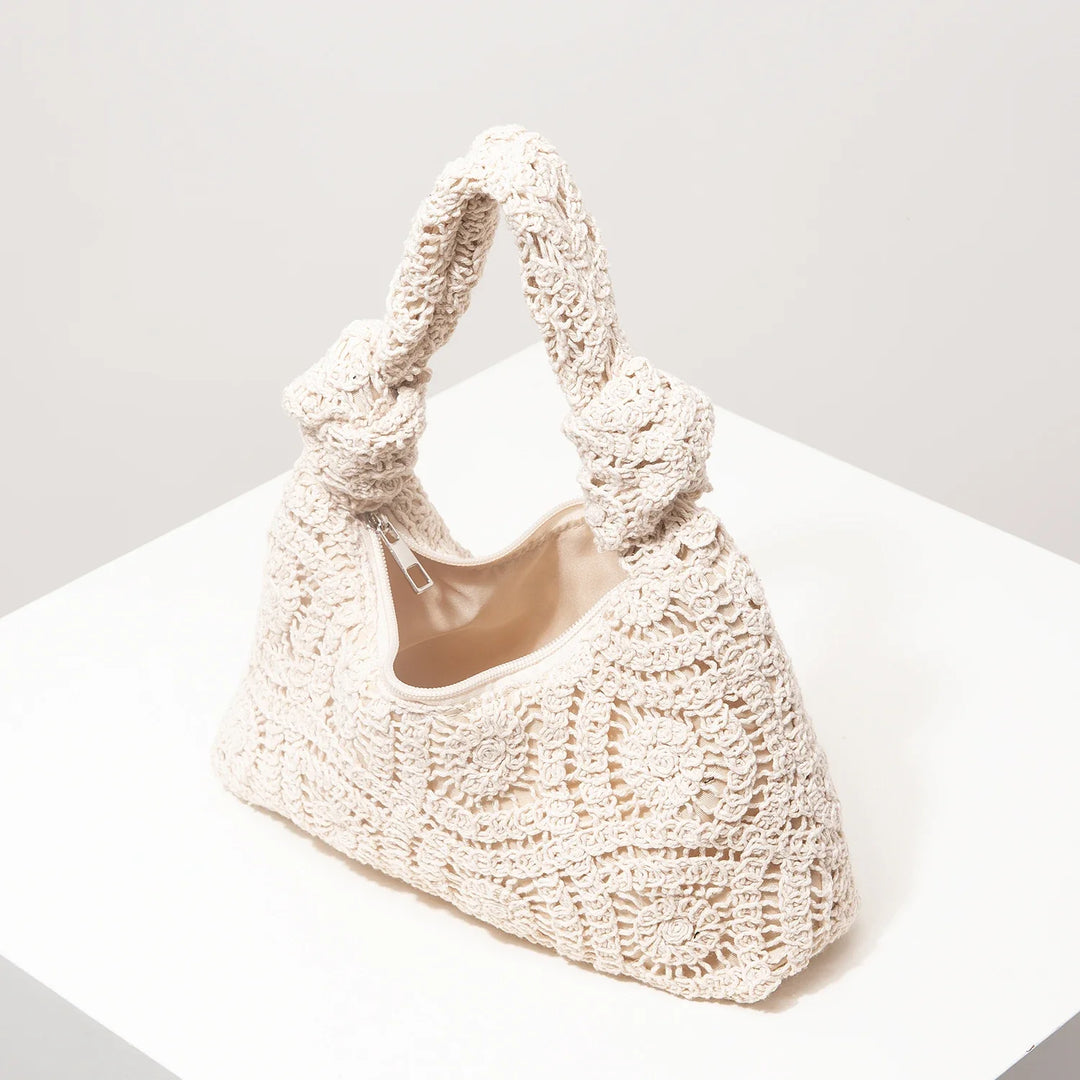 Sac bohème chic en crochet ivoire, accessoire élégant et polyvalent pour femme en été.