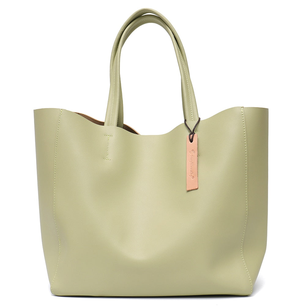 Texture du cuir véritable du sac cabas femme, gage de qualité et de longévité supérieure.