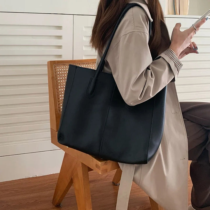 Sac épaule cabas femme noir, pratique et chic, conçu pour les cours, le travail et les activités quotidiennes.
