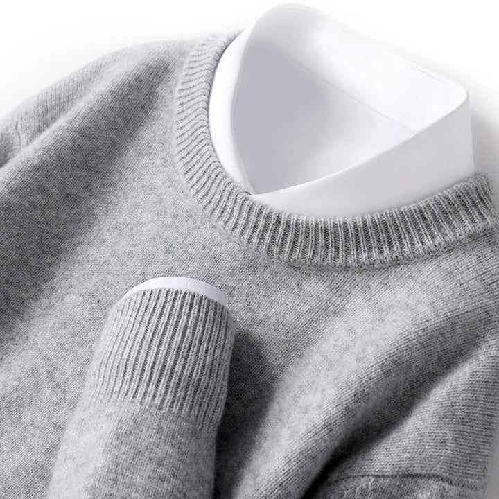 Vue de près d'un pull mérinos homme, maille fine et délicate, signe de haute qualité.