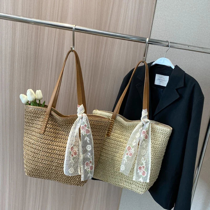 Détail du sac cabas en paille tressée, couleur beige et crème, avec finitions élégantes en simili cuir pour femme.