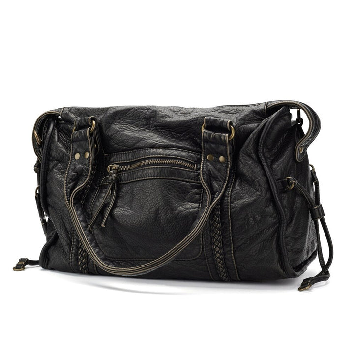 Grand sac noir vintage pour femme, porté épaule ou bandoulière, parfait pour le travail.