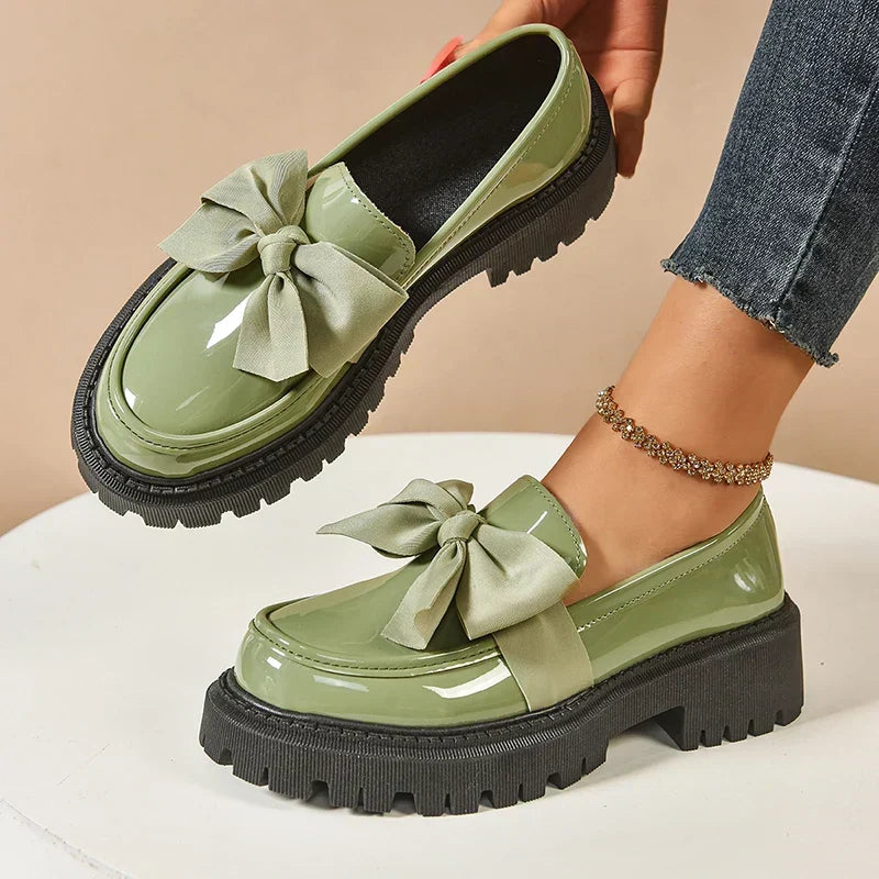 Chaussures à plateforme Garisa pour un look chic. Nœud papillon élégant et confort maximal.