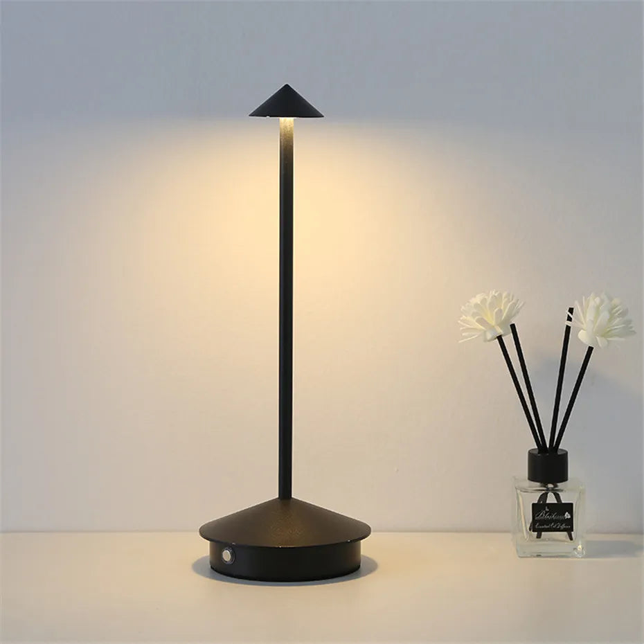 Lampe de chevet LED tactile, sans fil, portable, design contemporain pour une lumière agréable.