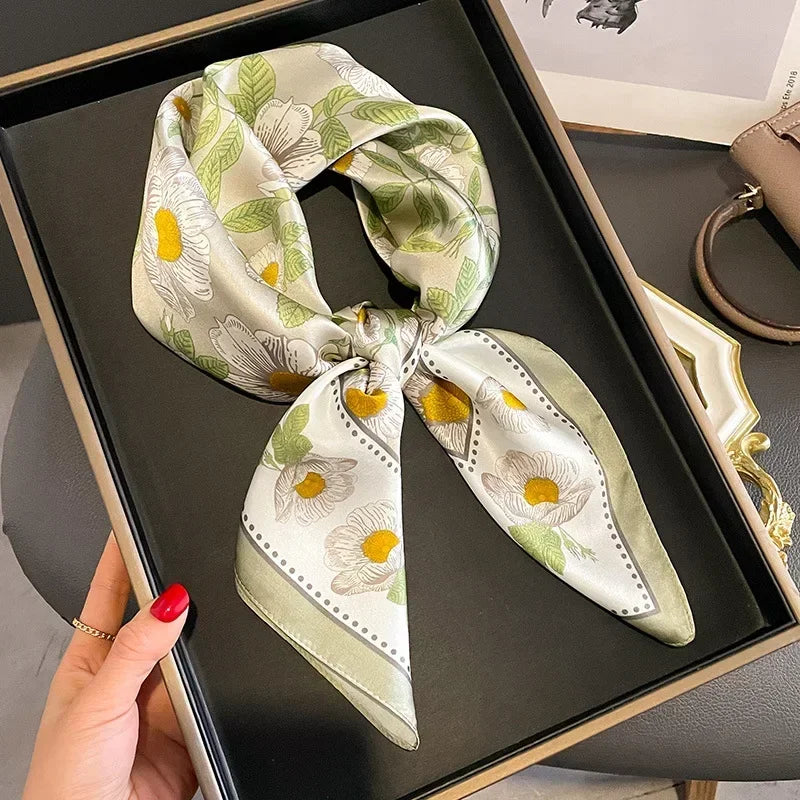 Foulard de luxe pour femme en satin imprimé, pour cheveux ou comme ornement de sac.