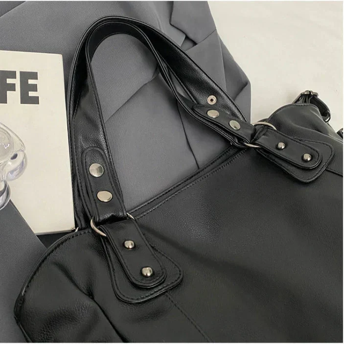 Accessoire mode essentiel : sac à main femme en cuir, grand, chic et polyvalent pour toutes les femmes.