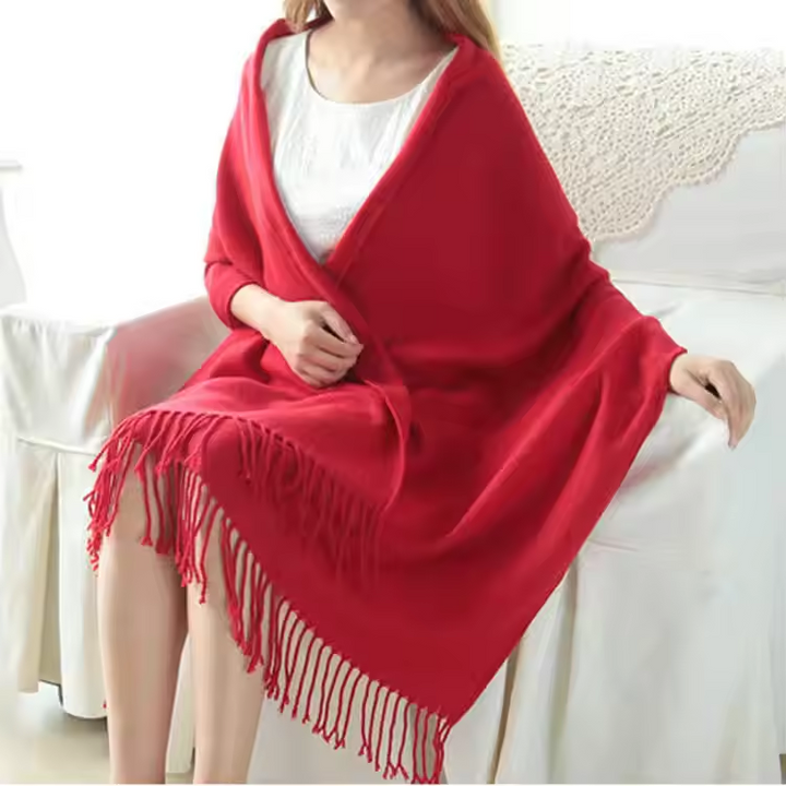 Accessoire de mode hivernal: écharpe femme douce, luxueuse, offrant chaleur et élégance.
