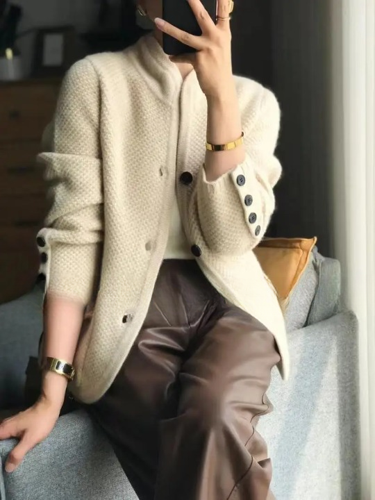 Cardigan femme Lucille pour un hiver douillet. Gilet élégant et chaud, parfait pour superposer avec chic.