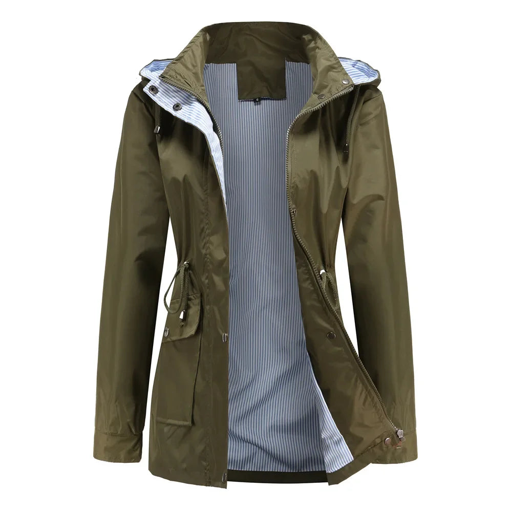 Trench-coat hivernal pour femme, beige classique, imperméable et élégant pour la ville.