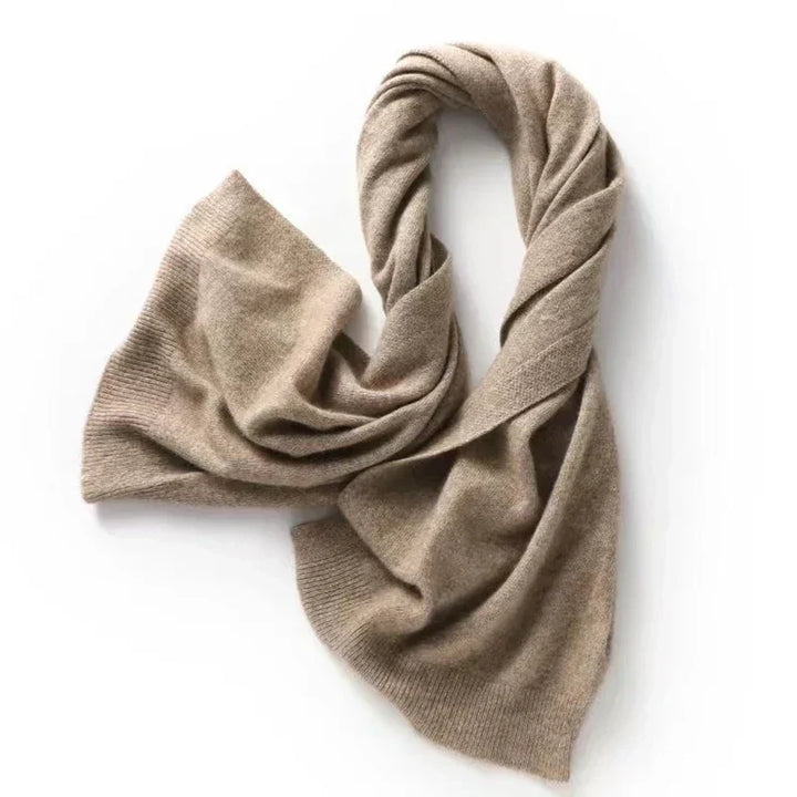 Assortiment d'écharpes femmes élégantes : marron, beige, gris, noir, bleu, rouge pour l'hiver.