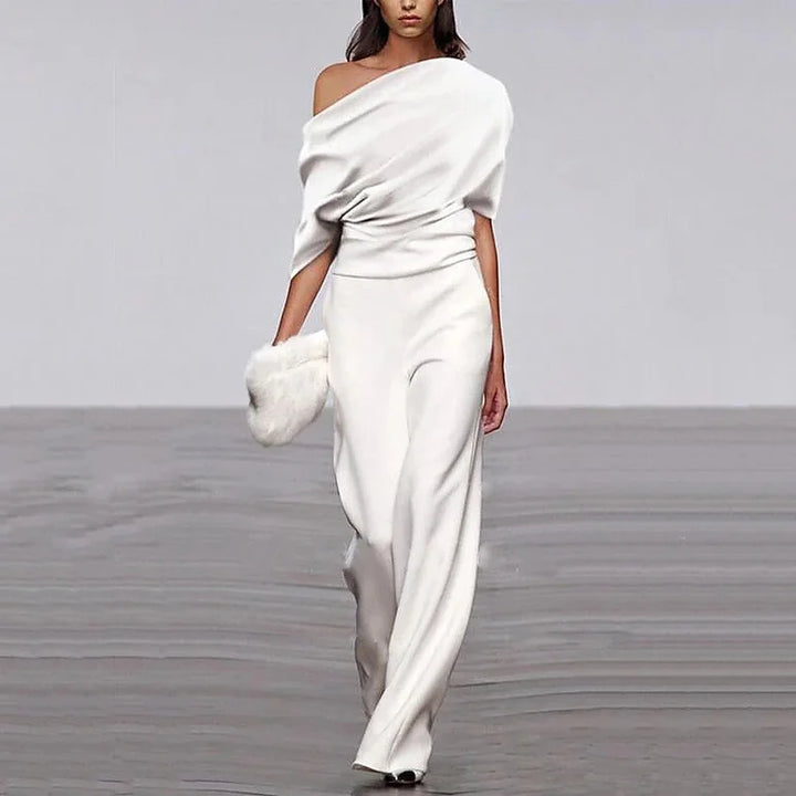 Combinaison chic femme décolleté pour le printemps, tailleur élégant, idéale soirée ou look décontracté mode.