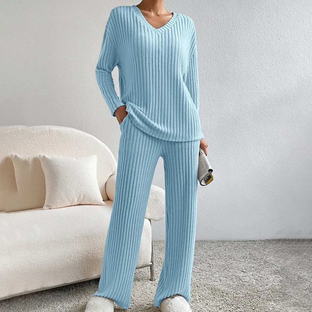 Confortable ensemble maille femme, pull col V et pantalon doux. Idéal pour un look décontracté.