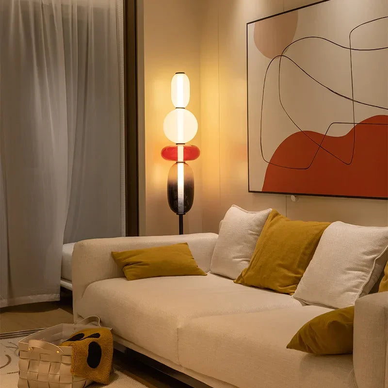 Luminaire sur pied LED élégant et stylé, parfait pour un intérieur moderne. Éclairage d'ambiance ajustable.