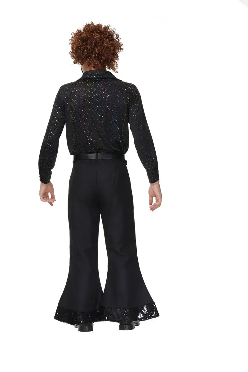 Gros plan sur les paillettes multicolores d'un costume disco années 70, pour un look éclatant.