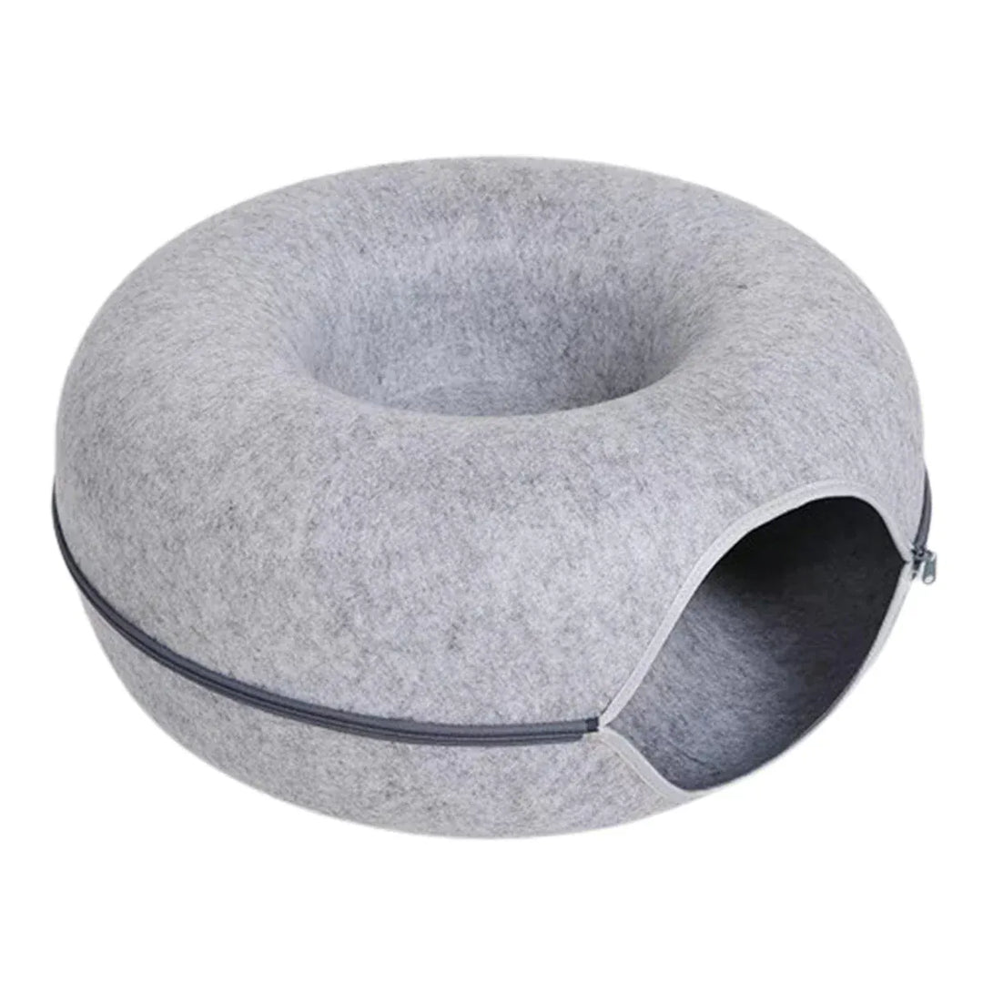 Accessoire chat gris: un nid douillet et un tunnel amusant en feutre, idéal pour se cacher et se reposer.