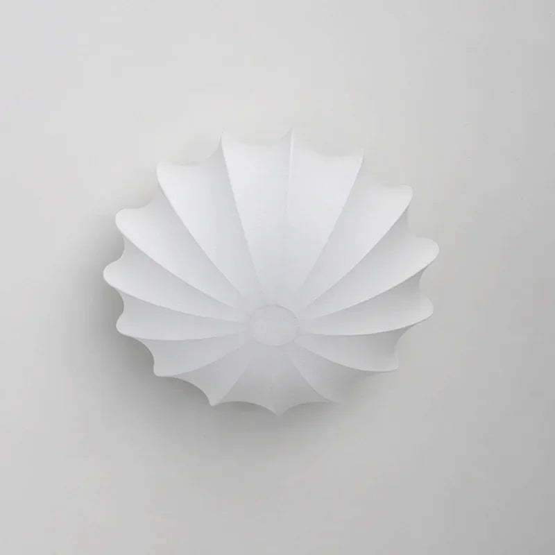 Lustre moderne en soie ivoire. Idéal pour salon et chambre, apporte une touche scandinave raffinée.