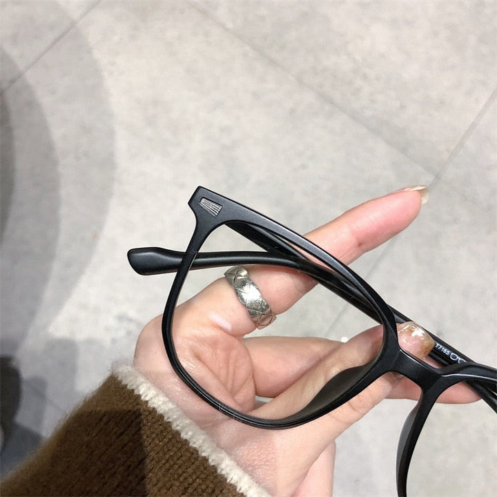 Lunettes de myopie unisexes pour un usage quotidien, confort et protection anti-lumière bleue garantis.