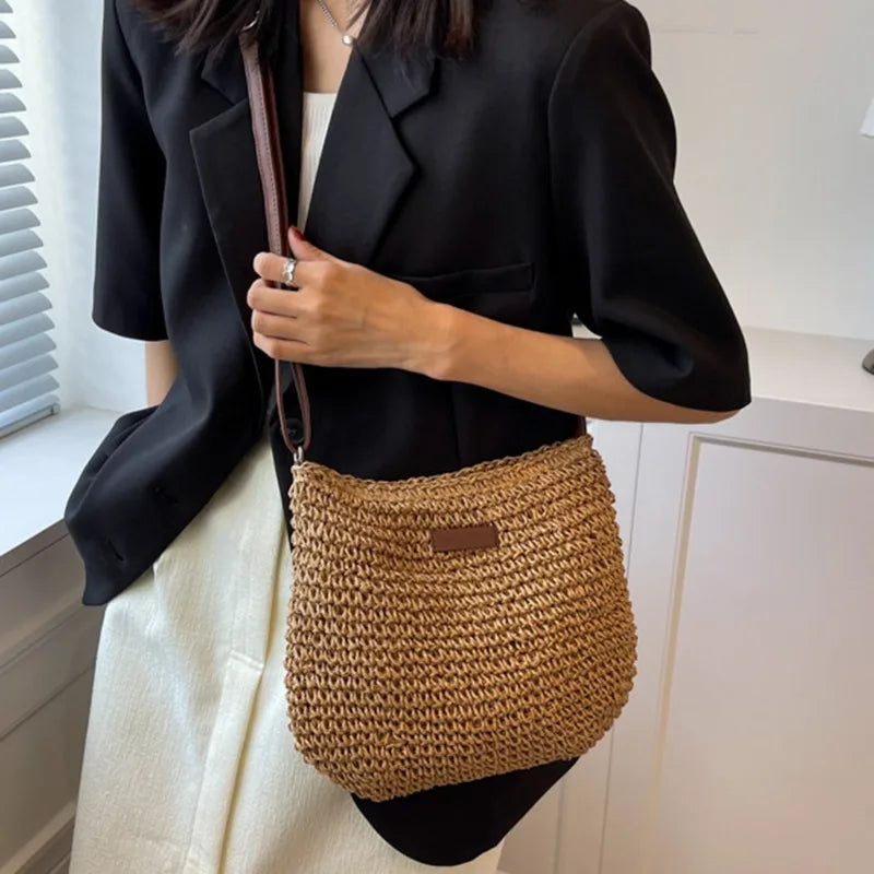 Sac en paille élégant pour femme, style bandoulière, parfait pour l'été et les vacances chic.