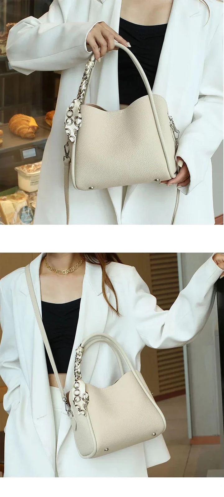 Sac à main noir en cuir végétalien, style luxe et intemporel pour femme, avec une touche moderne.