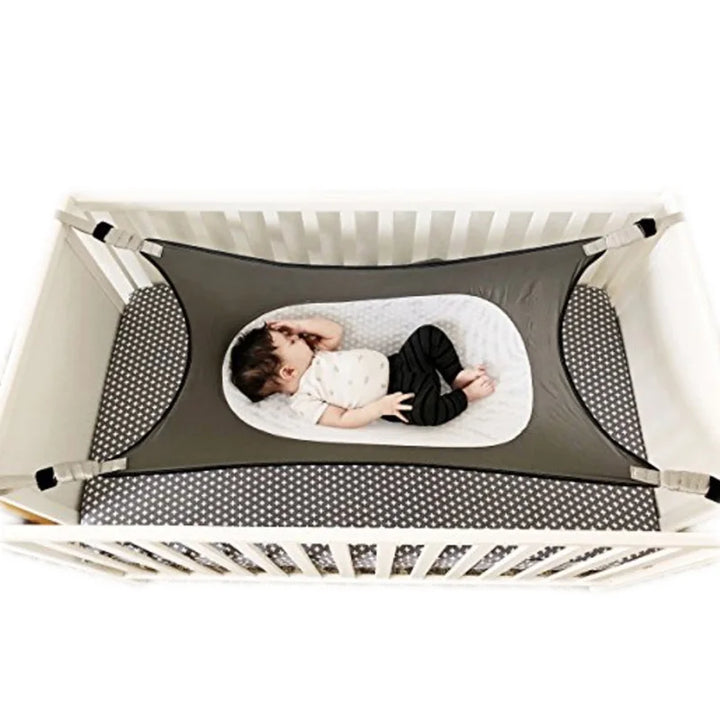 Cocon bébé DreamNest bleu portable, idéal pour la chambre ou les voyages, assure sécurité et confort.