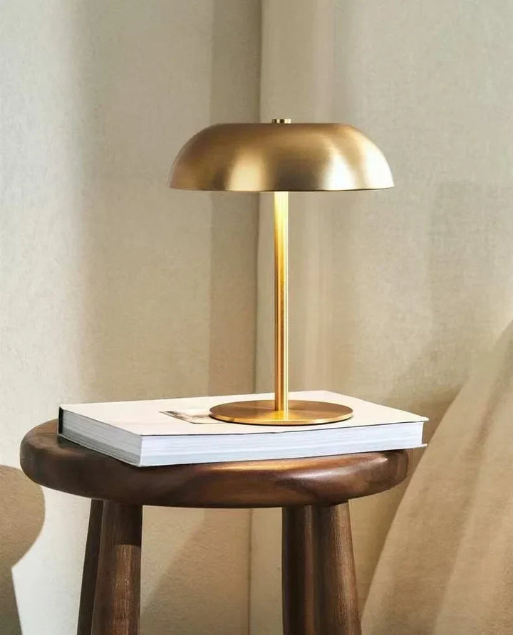 Luminaire de table LED champignon, design moderne, blanc. Lumière d'ambiance pour salon ou chambre.