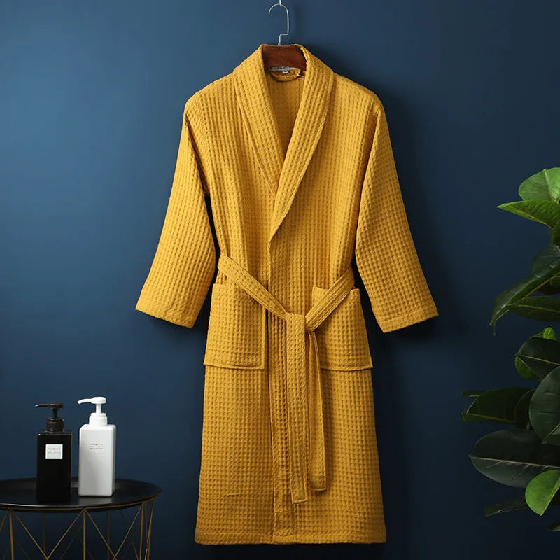 Peignoir en coton moelleux pour femme, assurant confort et détente absolue à la maison.