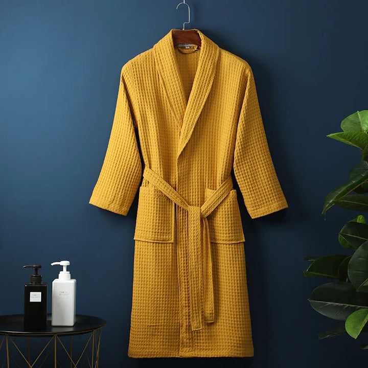 Peignoir en coton moelleux pour femme, assurant confort et détente absolue à la maison.