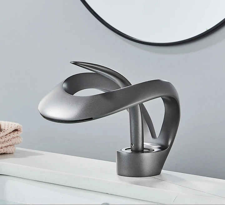Robinet lavabo monocommande cascade Flowarc, laiton, design moderne et pratique pour salle de bain.