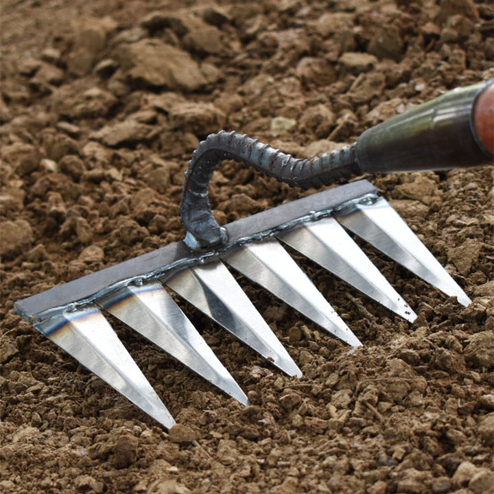 Vue détaillée du râteau désherbeur GardenGlide en acier carbone, un outil de jardinage durable.