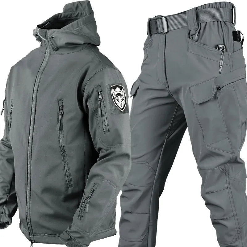 Ensemble homme Celso polyvalent : veste décontractée à capuche et pantalon tactique multipoches, style streetwear.