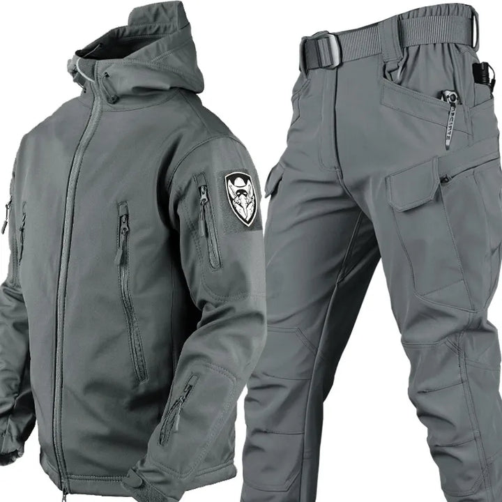 Ensemble homme Celso polyvalent : veste décontractée à capuche et pantalon tactique multipoches, style streetwear.