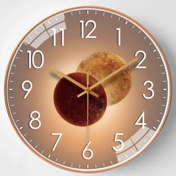 Horloge murale ronde, grands chiffres clairs, cadran décoratif, idéale pour un intérieur moderne et élégant.