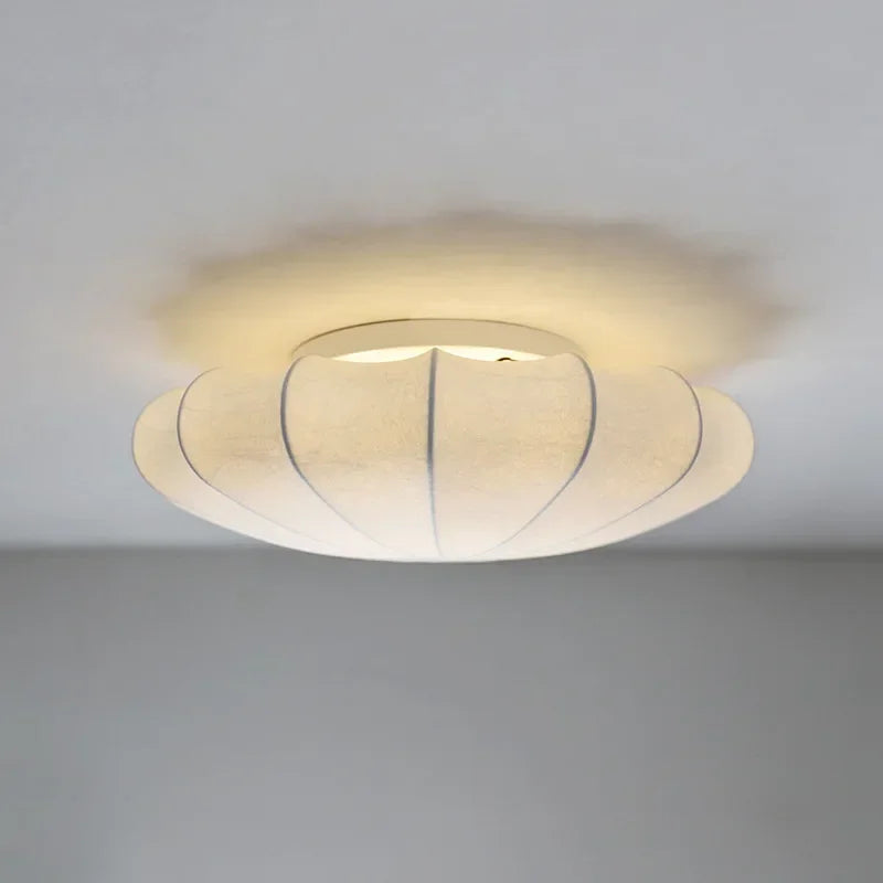 Élégant plafonnier scandinave en soie ivoire, luminaire moderne pour un éclairage doux et chaleureux.