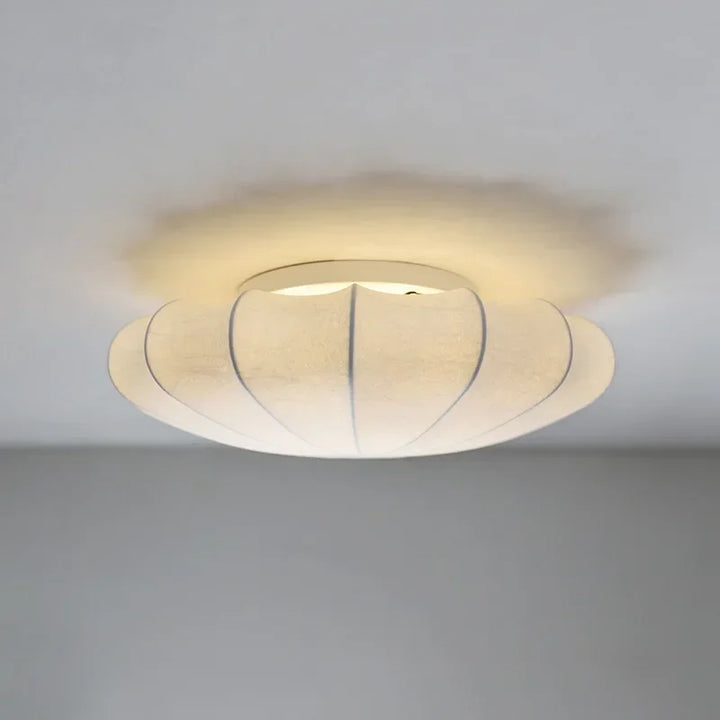 Élégant plafonnier scandinave en soie ivoire, luminaire moderne pour un éclairage doux et chaleureux.