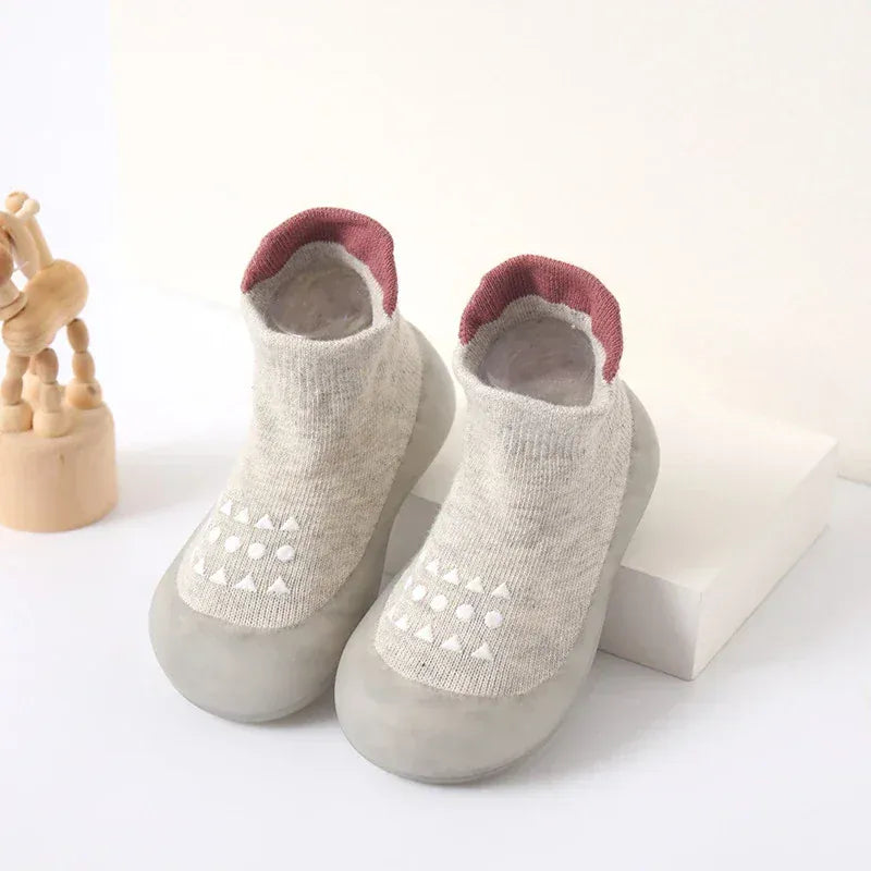 Chaussures chaussettes bébé antidérapantes en caoutchouc souple. Idéales pour les premiers pas et la marche.