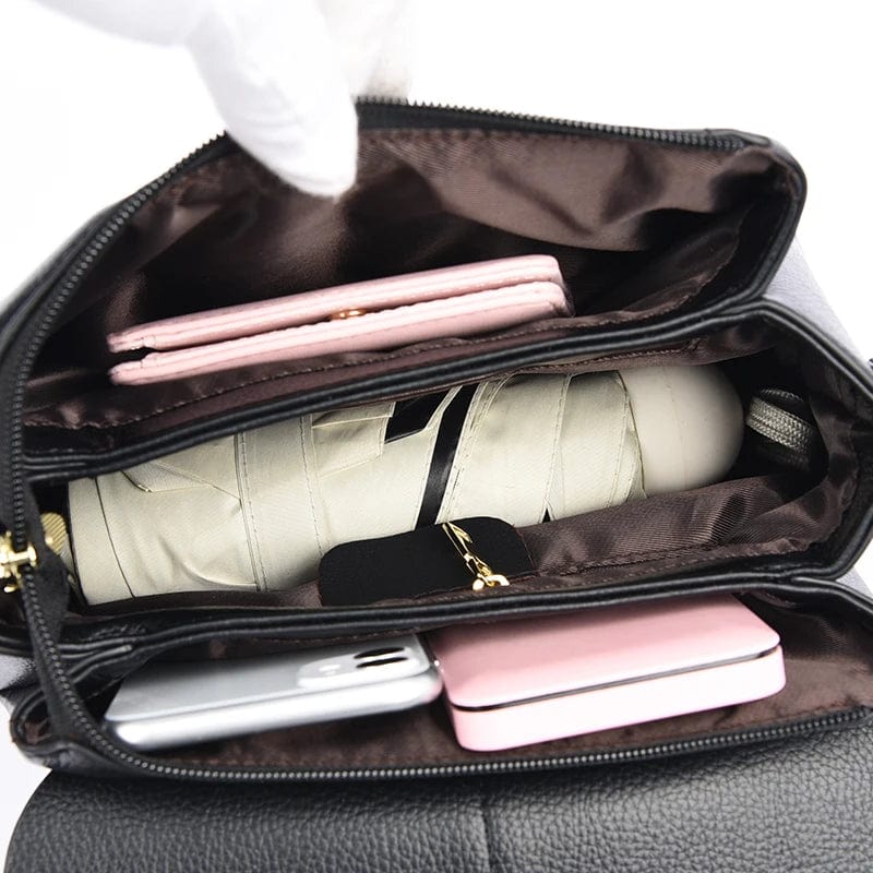 Vue latérale du sac besace femme noir en cuir PU, profil fin. Sac à main chic et fonctionnel.