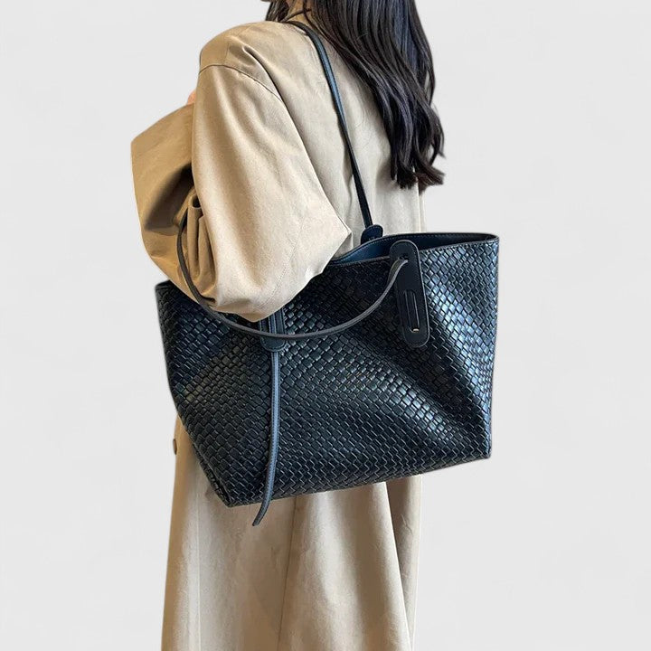 Élégant sac fourre-tout tressé, l'accessoire mode parfait pour femme moderne et stylée.
