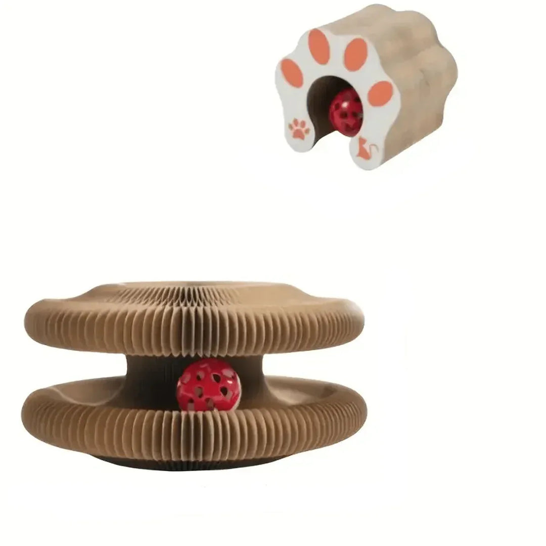Chat jouant avec le grattoir interactif pliable, aiguisant ses griffes loin des meubles.
