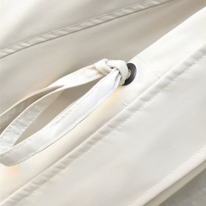 Veste légère et respirante 3-en-1 pour femme. Manteau imperméable tendance, design moderne et confortable pour le printemps.