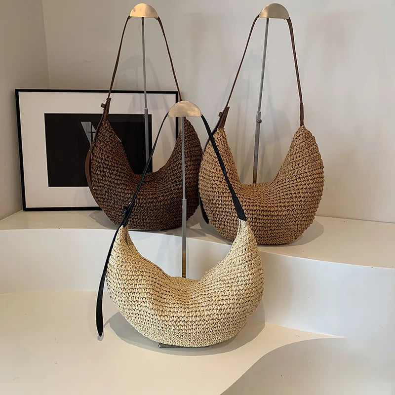 Sac banane femme en paille tressée, style bohème-chic, parfait accessoire léger pour l'été.