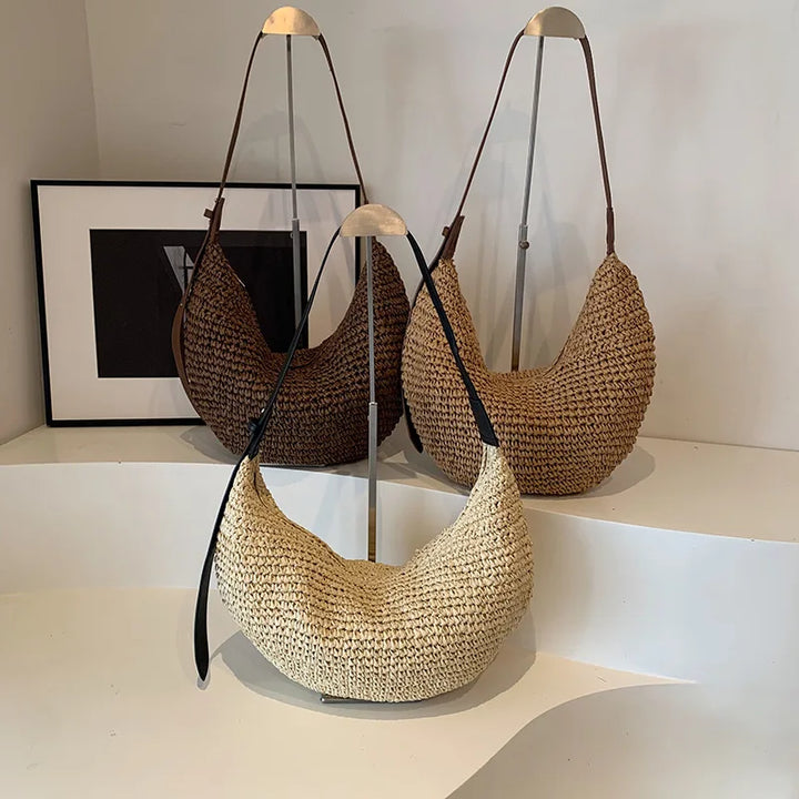 Sac banane femme en paille tressée, style bohème-chic, parfait accessoire léger pour l'été.
