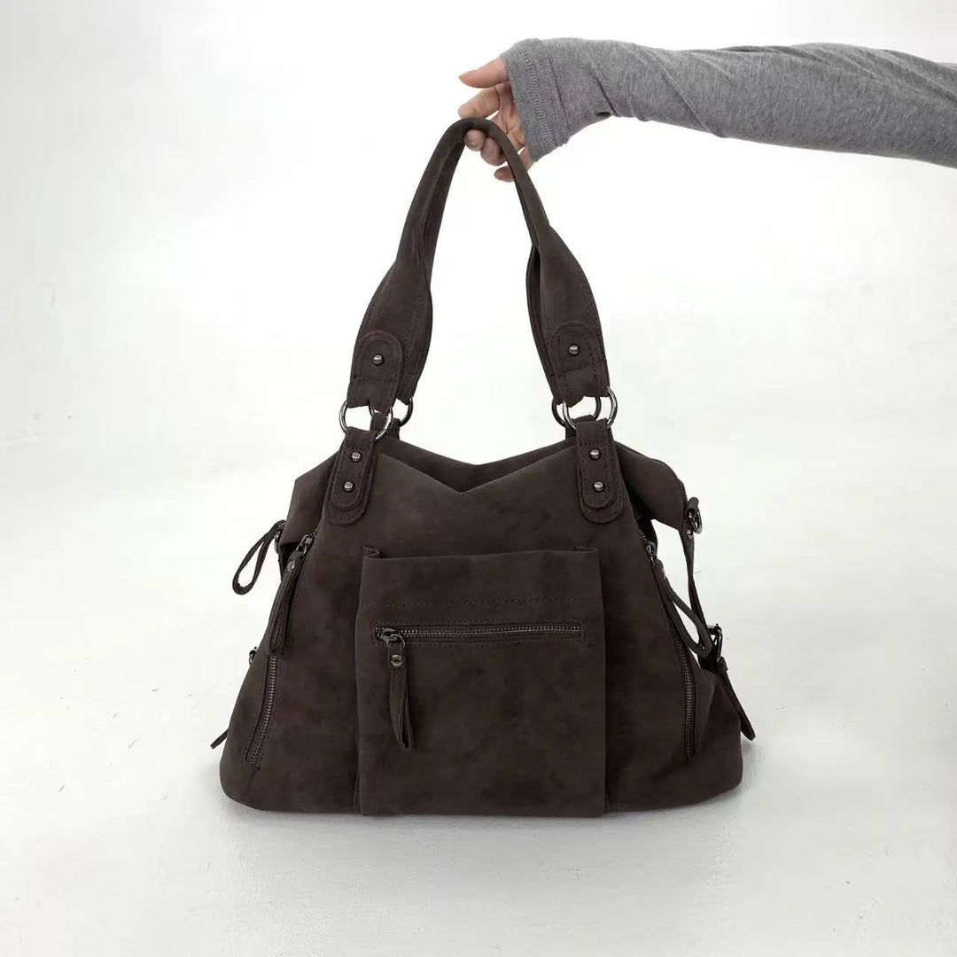 Élégant sac cabas marron en suédine, parfait pour la femme moderne en ville, pratique pour les cours et le shopping.