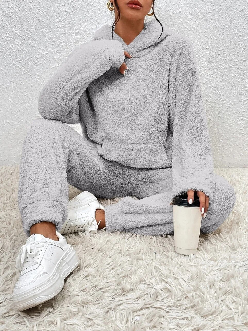 Pyjama teddy unisexe et confortable, avec capuche, parfait pour la détente et le repos.